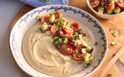 Hummus met ’n Griekse slaai-bolaag / Hummus loaded with Greek salad